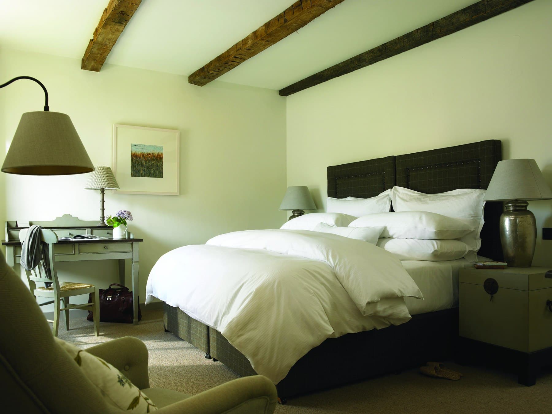 Premier Courtyard View Room — bedroom