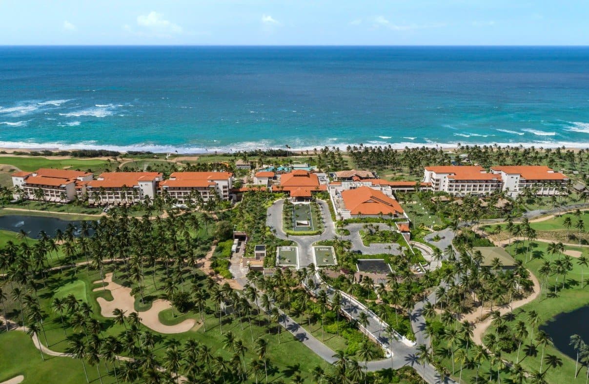 Shangri-La Hambantota from the air, between the course and the Indian Ocean