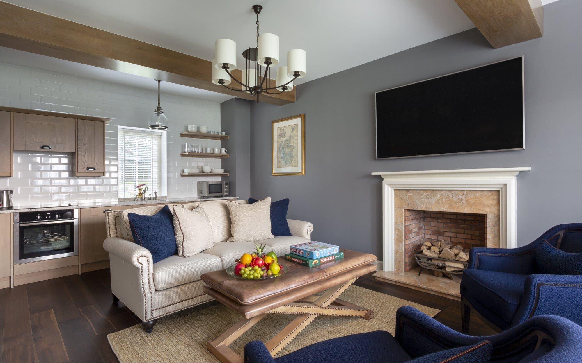 Trump Turnberry — villa kitchen and living room