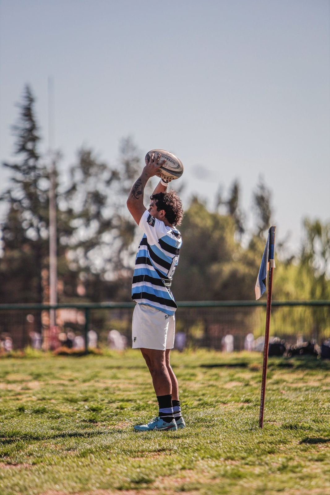 A lineout throw at an Argentine club ground